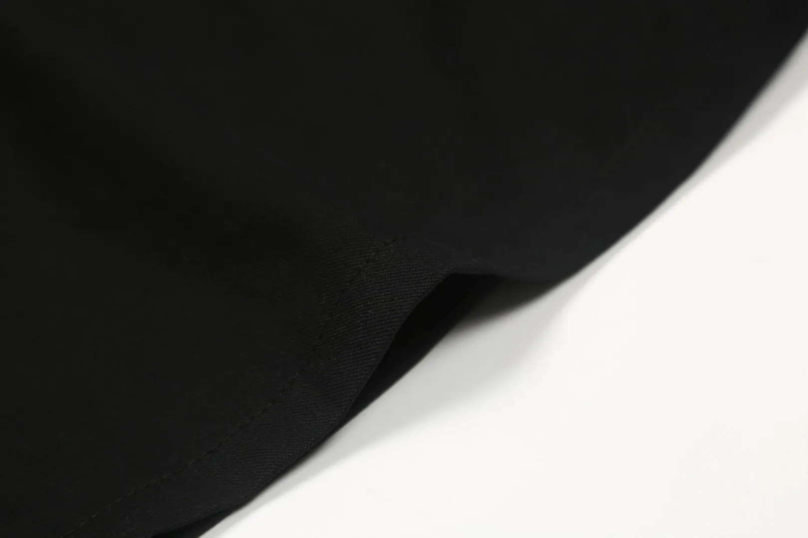 P146 White background picture [popular in summer] Style number: 25051# Color: black/navy blue/khaki/off-white/matte pink Size: S to 100% restoration of workmanship, fake placket design with front waves, double stitched lines covering the independent waistband, 0.6 thread pressure for the whole garment ✅ - RL/women's classic drawstring cotton shorts, super long and wide-leg style, the upper body does not stick to the legs, breathable and cool, drawstring elastic waist, easy to wear and match, all shirts and short-sleeved suits are good-looking. If you like the lazy style, you must buy the refreshing commuting OOTD, practical and full, a must-have item for the summer wardrobe, clean and refreshing